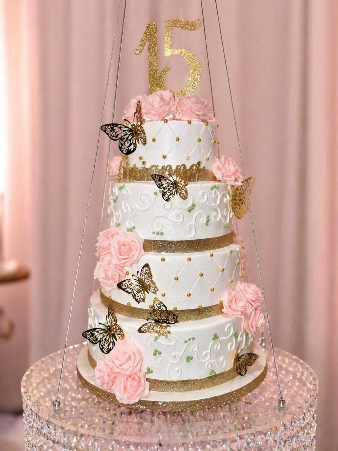 Pastel de quinceañera con mariposas y flores