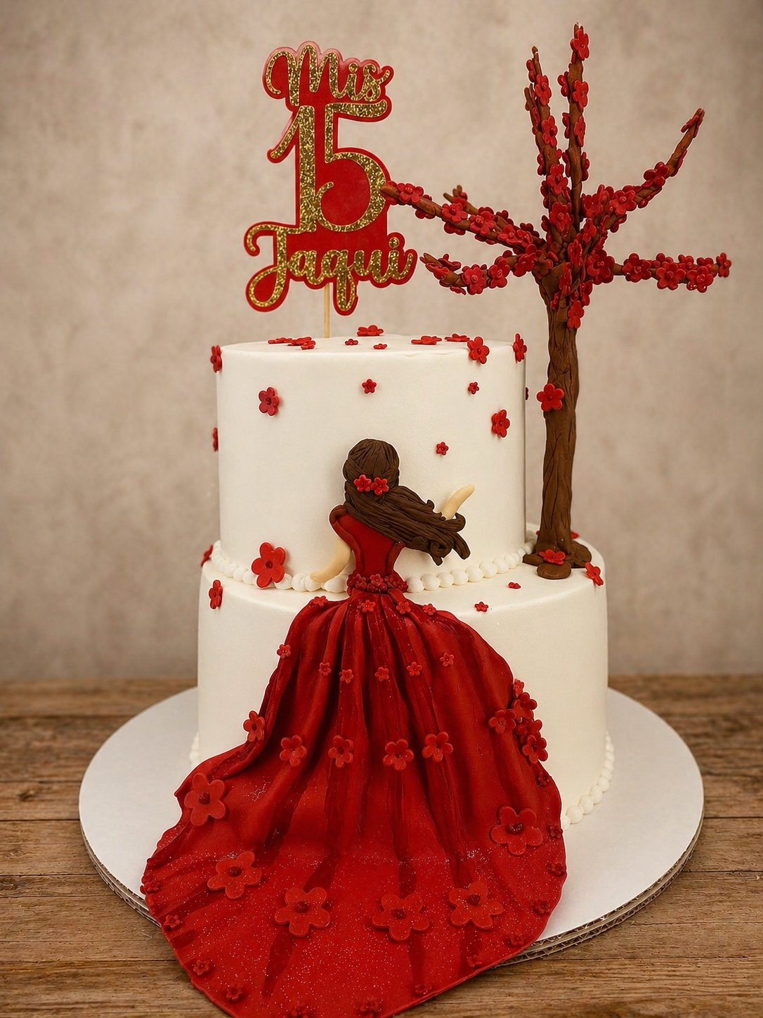 Pastel de quinceañera con vestido rojo